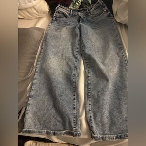 Judy Blue Baggy fit jeans 👖
Like new, work once, too big
Size 11/30